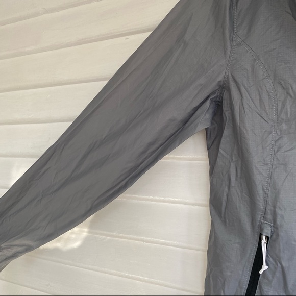 The North Face • Women’s Lightweight Wind Breaker ‘WindWall’ Size Small - Picture 9 of 16